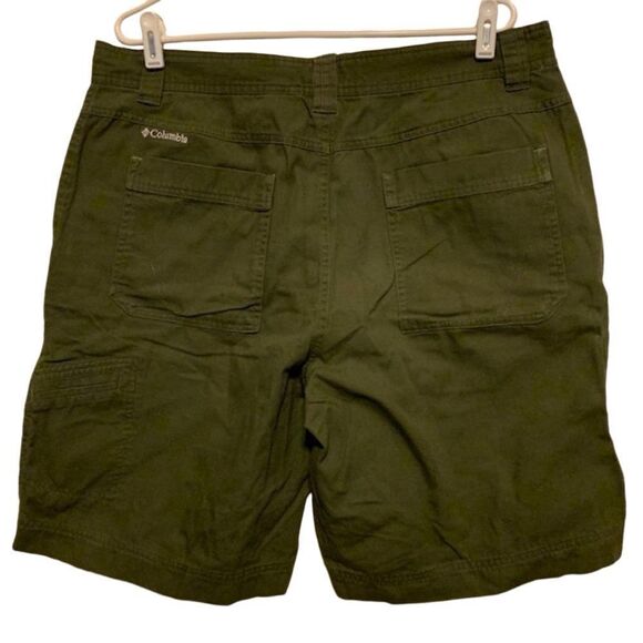 COLUMBIA SIZE 38 GREEN CASUAL SHORTS - Picture 1 of 4
